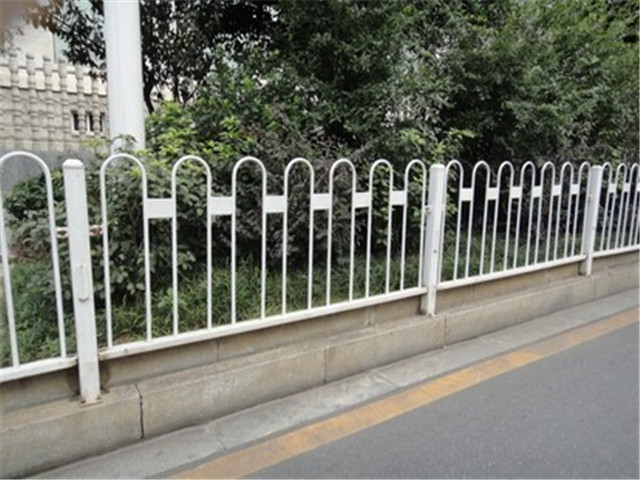 湖北鋅鋼道路護(hù)欄圖片2
