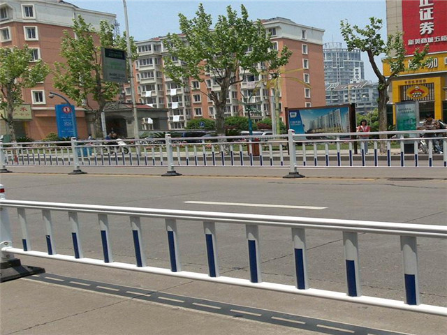 湖北鋅鋼道路護(hù)欄圖片3